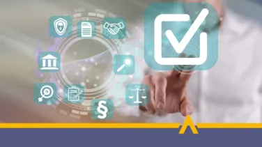 Mężczyzna dotyka wirtualnej ikony z symbolem zatwierdzenia na tle grafiki przedstawiającej proces weryfikacji – z ikonami banku, dokumentów, lupy, paragrafu, wagi i tarczy bezpieczeństwa